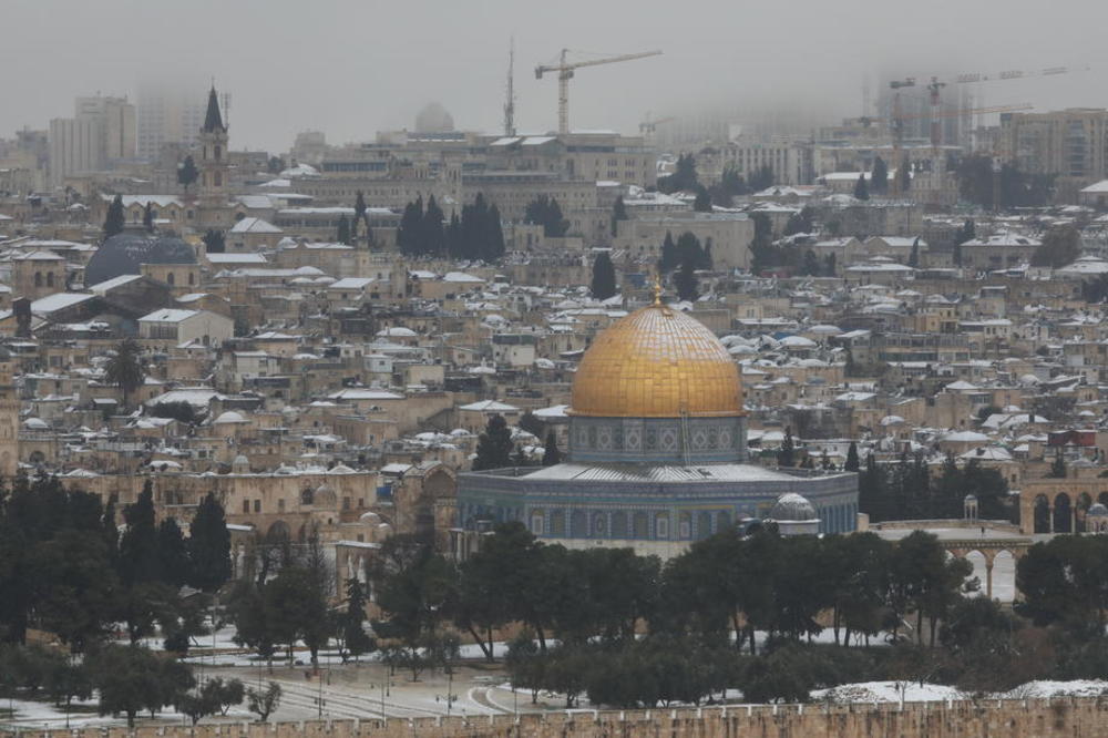 SNEG U JERUSALIMU NAKON 7 GODINA Zbog snežne oluje zaustavljen saobraćaj, dolazili iz drugih gradova da vide spektakl! (VIDEO)