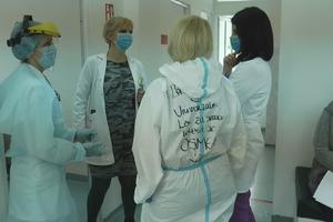 SJAJNE STE, OSMEH JE NAJBOLJI LEK: Ove medicinske sestre imaju posebne poruke na skafanderima, a pacijenti su oduševljeni (FOTO)
