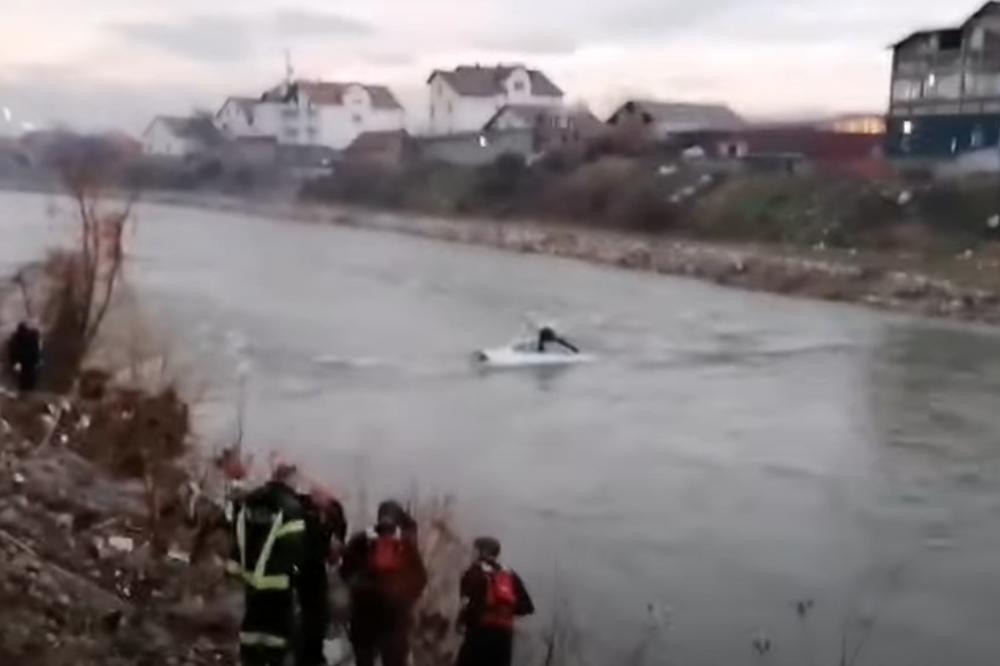 JEZIV SNIMAK DRAME U NIŠU: Čovek na krovu automobila kuka na sav glas i moli za pomoć! Uleteo u reku, a ne zna da pliva (VIDEO)