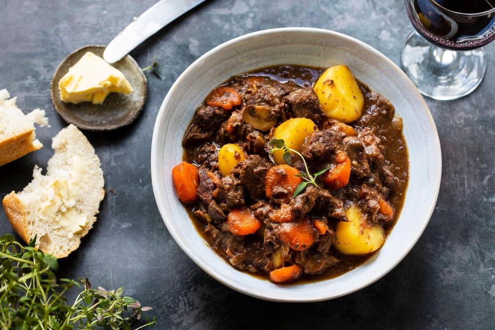 PROFESIONALNI KUVAR OTKRIVA TAJNU ZA ODLIČAN JUNEĆI GULAŠ: Pažljivo birajte meso i nikada ne bacajte LOJ! (RECEPT)