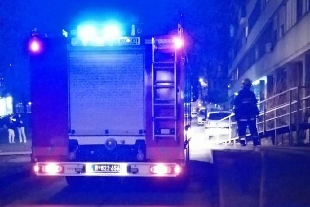 BUKTINJA U BLOKU 19 U NOVOM BEOGRADU: Goreo automobil, vatrogasci brzo reagovali