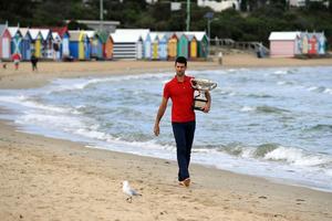 NOLE SA PEHAROM PROŠETAO PO PLAŽI! Fotografije koje su obišle planetu