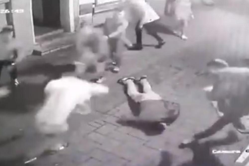 POGLEDAJTE SNIMAK BRUTALNE MASOVNE TUČE U NS: Mladića bacili na beton, pa ga šutirali, jedan napadač mu i skočio na glavu VIDEO