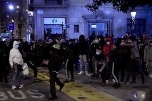 ŠESTA NOĆ NASILNIH PROTESTA Demonstranti u Barseloni zasipali policiju kamenjem i flašama (FOTO)