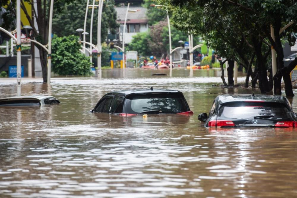 VELIKE POPLAVE U DŽAKARTI Hiljade ljudi evakuisano, kuće prekrivene vodom i do 2,5 metra visine! (VIDEO)