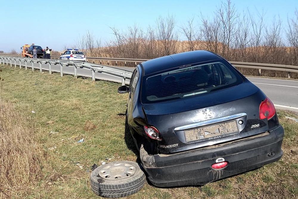 SUDAR NA PUTU KIKINDA - ZRENJANIN: Audi naleteo na pežo, dvojica povređenih