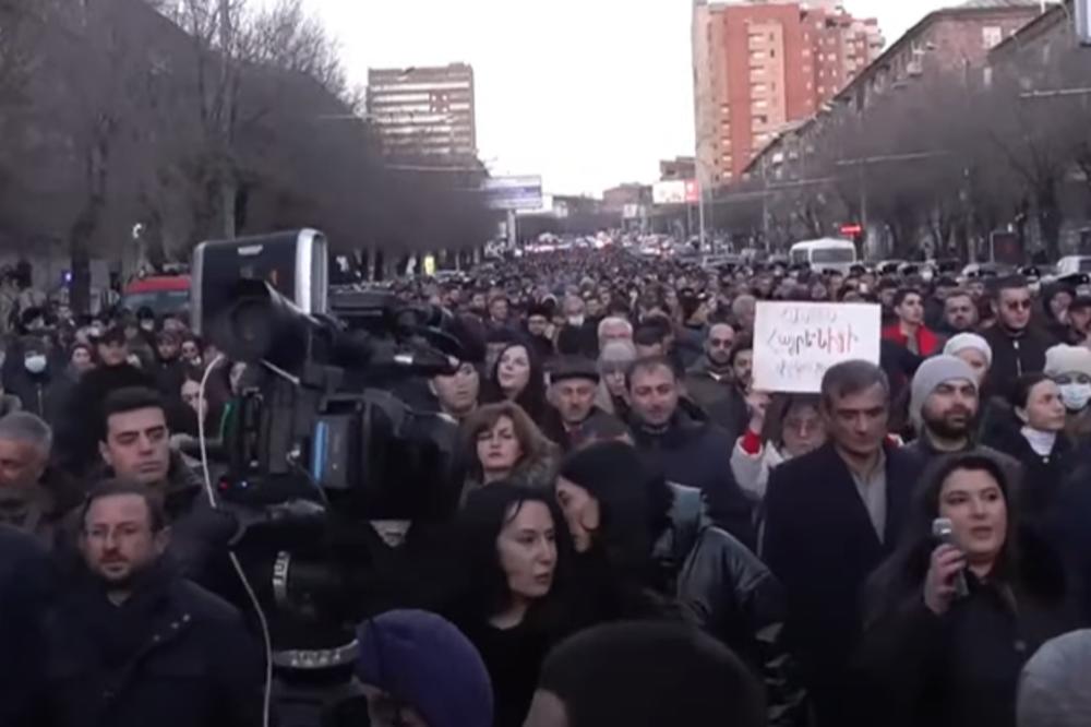 HILJADE JERMENA PONOVO NA ULICAMA: Traže ostavku premijera Pašinjana (VIDEO)