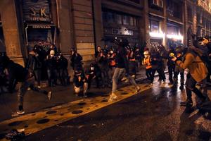 NEREDI U BARSELONI 7. DAN ZAREDOM: Demonstranti napali sedište policije, palili kante za đubre (VIDEO)