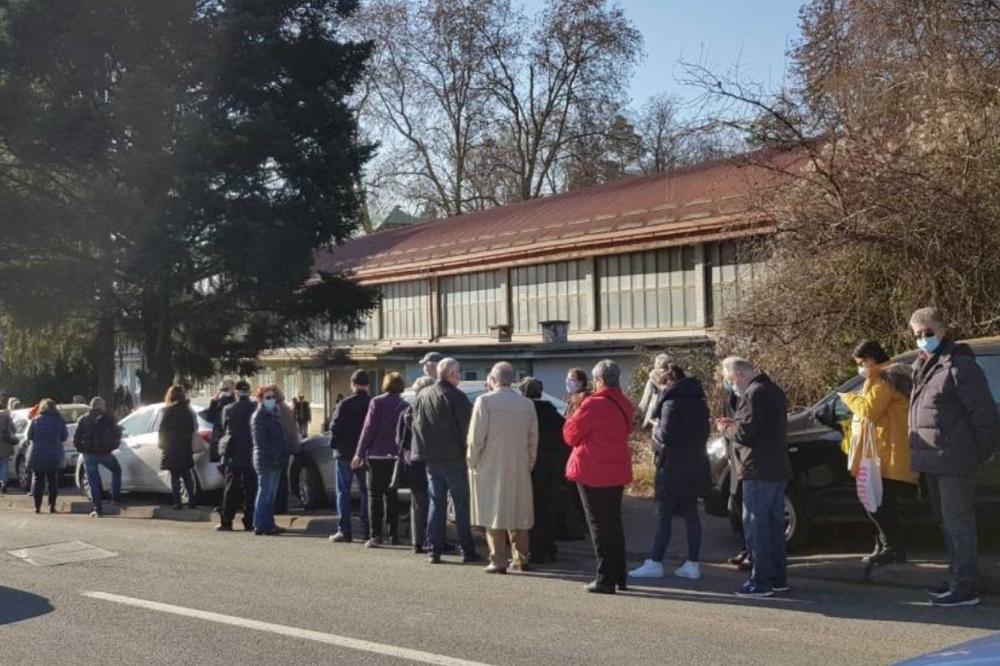 OGROMNI REDOVI U ZAGREBU! Ogorčeni ljudi čekaju vakcinaciju od 7 ujutru: Potpuno je neorganizovano, nastao je haos! (FOTO)