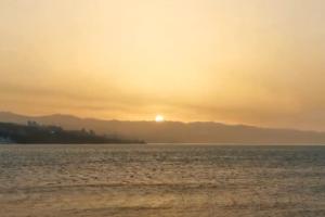 APOKALIPTIČNI IZLAZAK SUNCA U ISTRI: Neobičan fenomen na Jadranu stvorio pesak iz Sahare i morska magla (VIDEO)