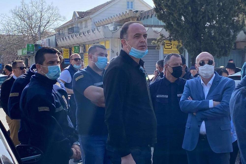 TUZI NA NOGAMA ZBOG POBUNE: Blokiran put ka Albaniji, kamioni i šleperi zaustavljeni, policija automobile vraća prema Podgorici