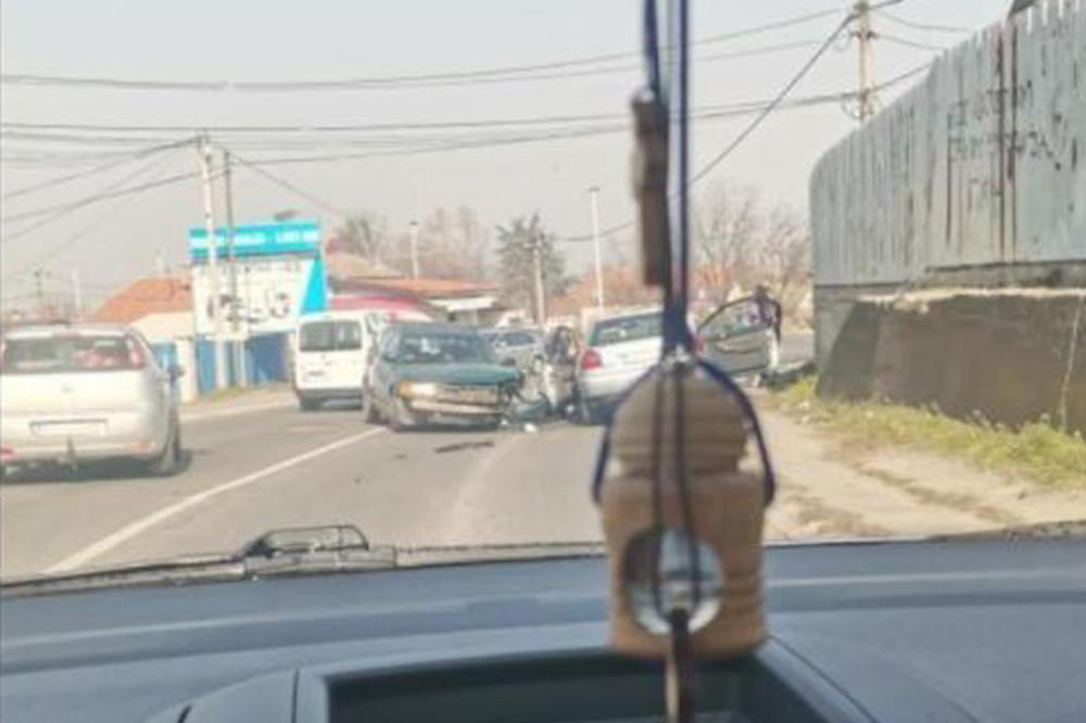 UDES U ŽELEZNIKU: Sudarila se dva automobila, usporen saobraćaj
