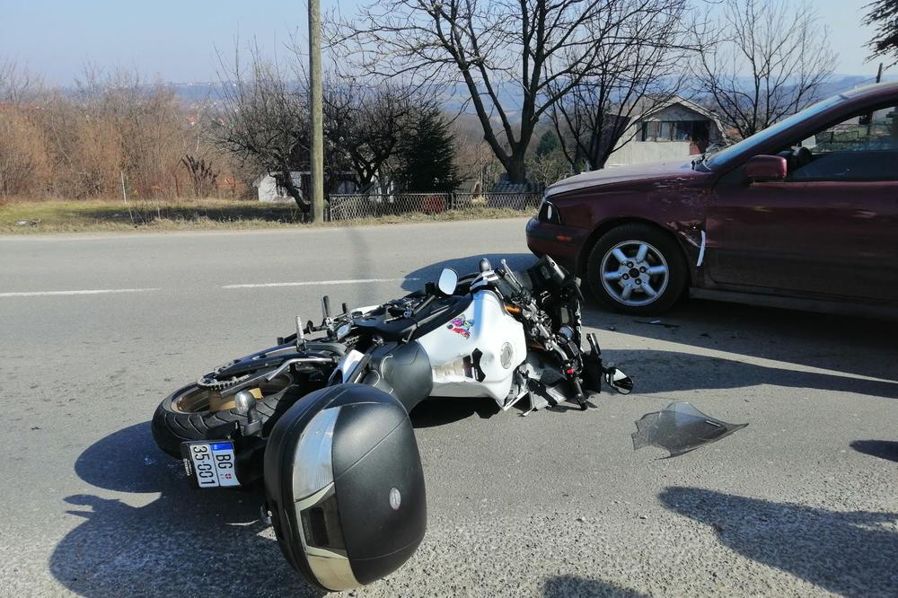 SUDAR AUTOMOBILA I MOTOCIKLA U RIPNJU: Povređen motociklista, policajac i zdravstveni radnik prvi pomogli FOTO