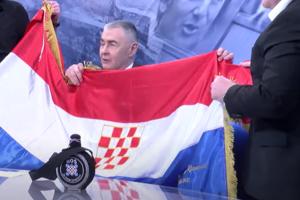SKANDAL U HRVATSKOJ EMISIJI: Generalu poklonili ustašku zastavu i čuturu sa natpisom Za dom spremni (VIDEO)