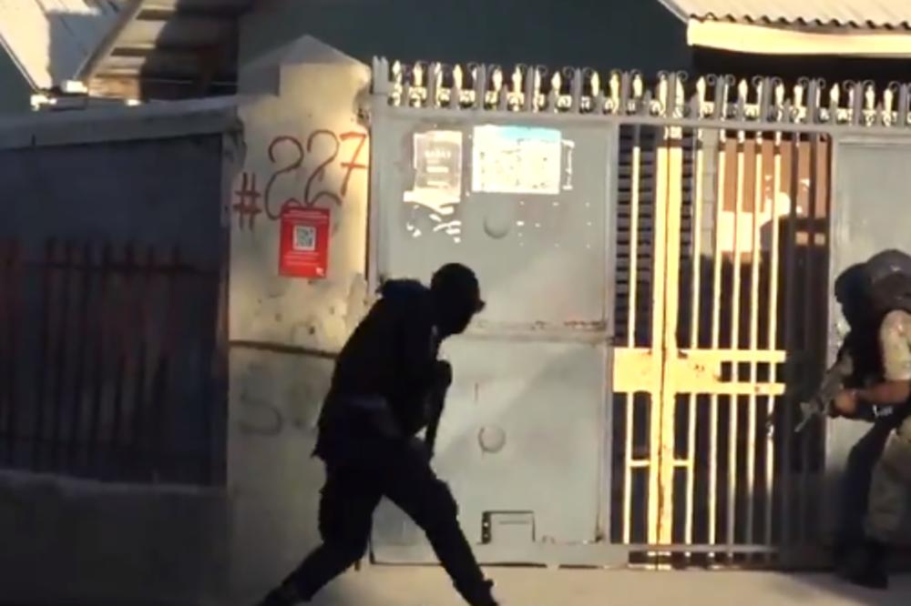DRAMATIČNE SCENE NA HAITIJU: Naoružani specijalci hapse odbegle zatvorenike! Ko pruži otpor odmah bude likvidiran (VIDEO)