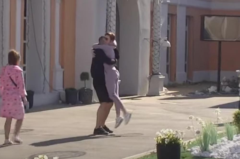 NAKON SMRTNOG SLUČAJA U PORODICI, MINA SE VRATILA U RIJALITI! Vrbaški odmah poletela u zagrljaj Filipu Caru! VIDEO