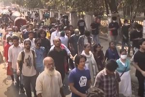 OBRAČUN POLICIJE I DEMONSTRANATA U BANGLADEŠU: Na kundačenje odgovorili kamenicama, snage reda upotrebile gumene metke (VIDEO)