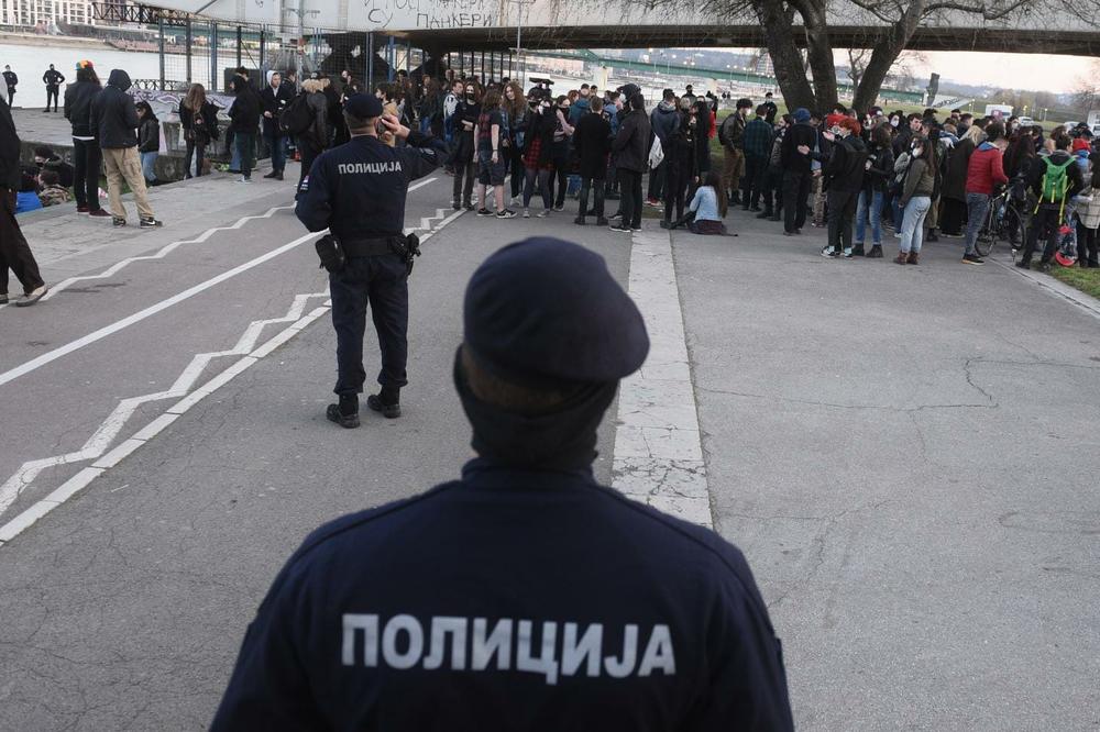 ZATEČENO VIŠE OD 100 LJUDI NA SAVSKOM KEJU: Došli da snimaju spot, a onda je policija stigla na lice mesta (FOTO, VIDEO)