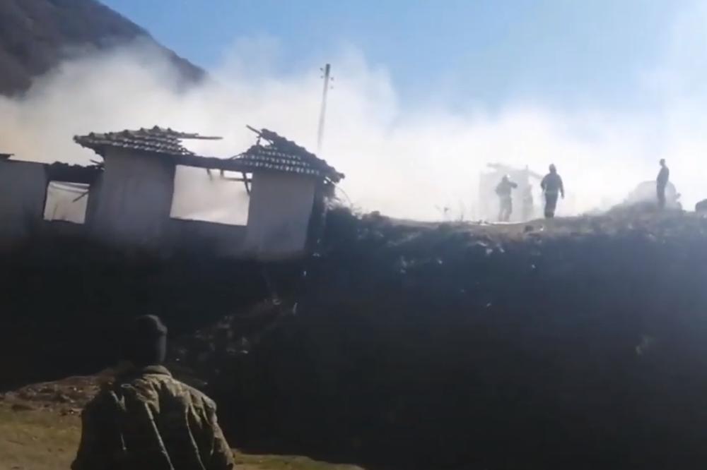 DRAMA U LEPOSAVIĆU: Komšije iznele nepokretnu staricu kroz prozor kuće u plamenu DOTRČALI U POSLEDNJEM MOMENTU (VIDEO)