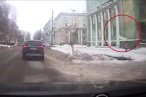 DEVOJKA ZA DLAKU IZBEGLA SMRT NA SEVERU RUSIJE: Veliko parče zaleđenog snega obrušilo se sa krova i palo pored nje! (VIDEO)