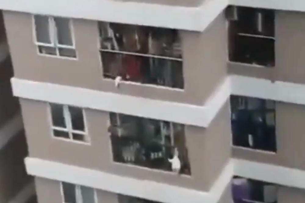 HEROJSKI PODVIG Devojčica je visila sa balkona na 12. spratu, a kada je počela da pada dešava se spas u poslednji čas (VIDEO)