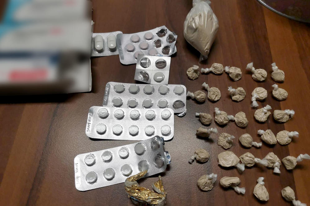 EFIKASNA AKCIJA POLICIJE U KALUĐERICI: Upali u kuću, pronašli 30 paketića heroina, uhapsili dilera, a uhvatili i jednog begunca