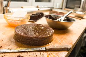 NAJJEDNOSTAVNIJI SLATKIŠ OD ČOKOLADE! Biskivt koji služi kao osnova za mnoge kolače može biti UKUSNA POSLASTICA! (RECEPT)