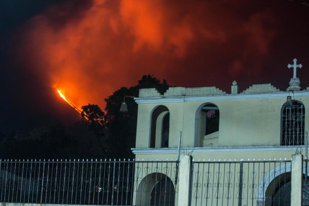 PROBUDIO SE I VULKAN PAKAJA: Eksplozije lave i crni gusti oblaci dima na samo 20 km od glavnog grada Gvatemale! (FOTO, VIDEO)