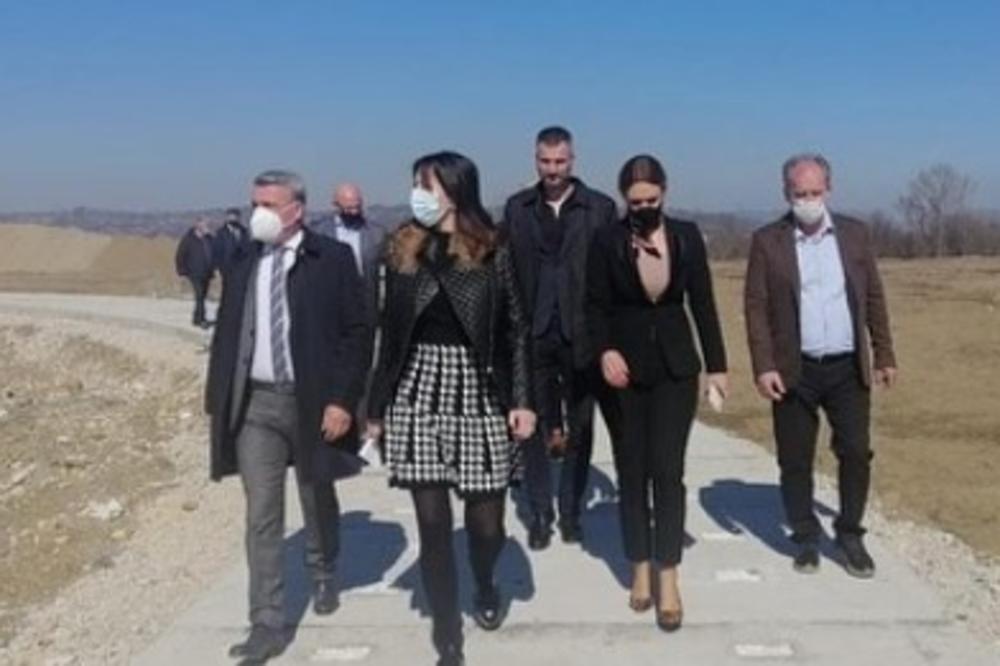 ZORANA DOBILA ŽESTOKU KONKURENCIJU: Karo suknja, kratka kožna jakna! Ministarka Irena elegantna i na terenu, pogledajte! (FOTO)