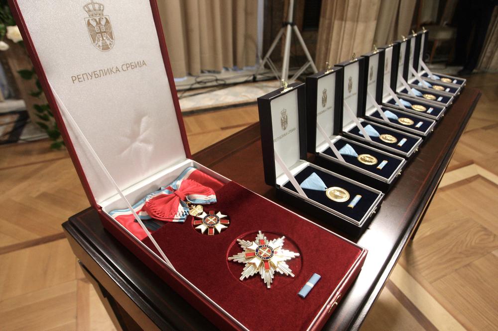 SVEČANOST U PREDSEDNIŠTVU Vučić uručio Sretenjski orden akademiku Manani Popovoj i zlatne medalje za zasluge u borbi protiv kovida
