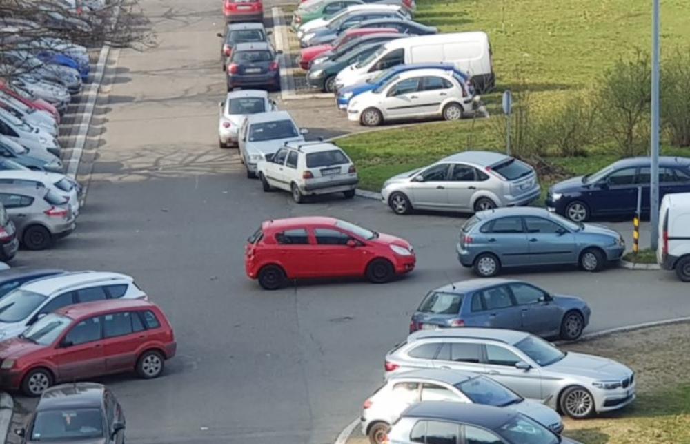 crveni auto, parkiranje