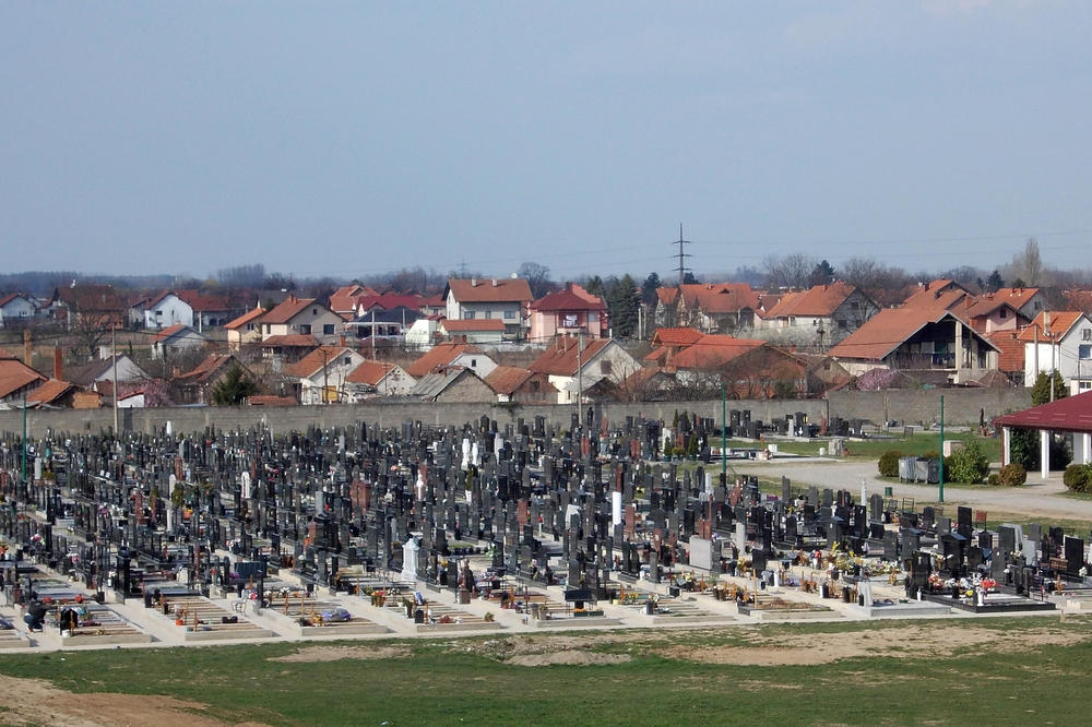 LOZNICA: Uoči sutrašnjih zadušnica spremili groblje za masovnu posetu