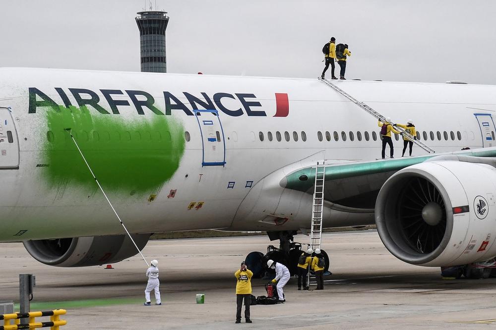UPALI NA PISTU I POČELI DA SE PENJU PO AVIONU: Aktivisti ofarbali letelicu Er Fransa u zeleno i razvili transparente! FOTO, VIDEO