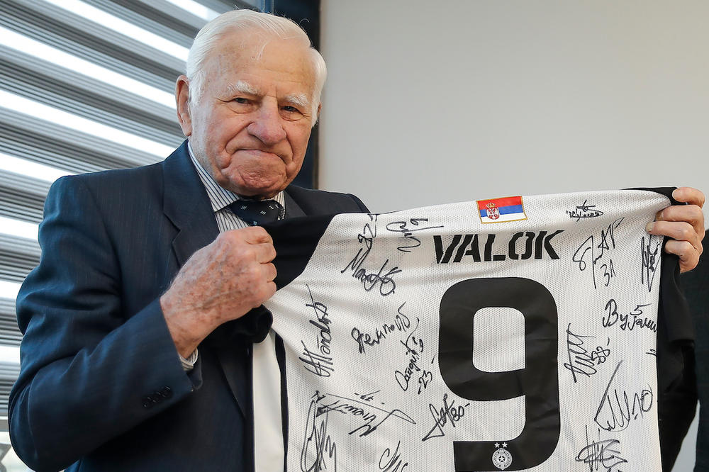 ZVEZDI DAO 24 GOLA: Legenda Partizana Marko Valok proslavio 94. rođendan! VIDEO