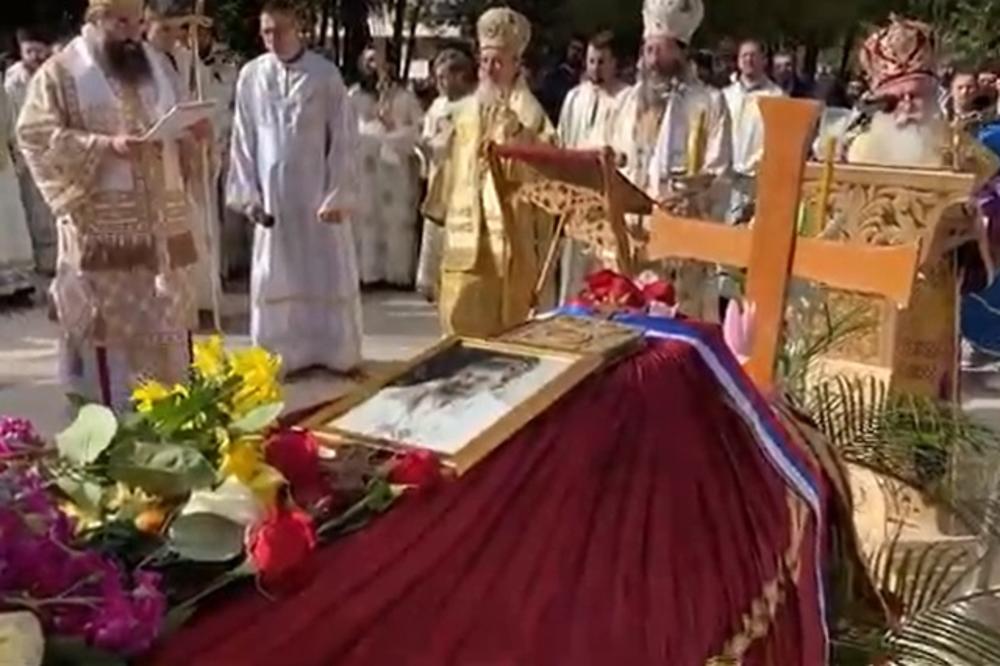 SAHRANJEN EPISKOP ATANASIJE: Pogrebna povorka prošla ulicama Trebinja do manastira Tvrdoš