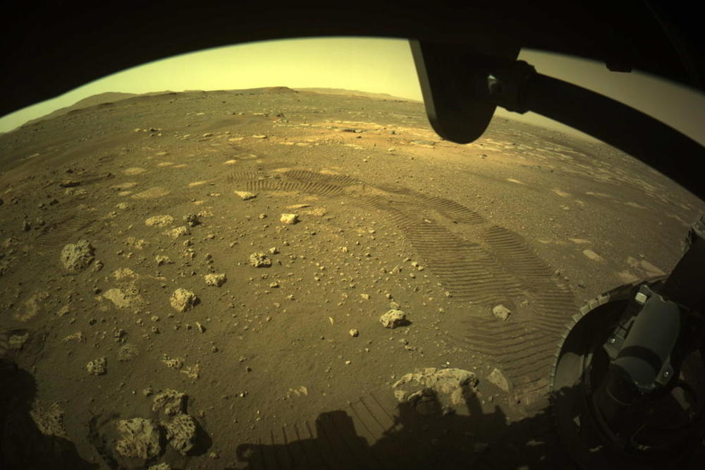 PRVA VOŽNJA PO MARSU: Rover se uspešno provozao po Crvenoj planeti, a evo koliko je prešao za 33 minuta! (FOTO)