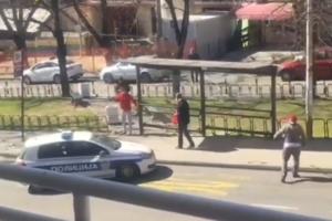 POGLEDAJTE POKUŠAJ PLJAČKE USRED BELA DANA U BEOGRADU: 2 muškarca uz pomoć policije zaustavila lopova, NIJE IMAO KUD (VIDEO)