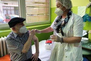 VAKCINA JE SPASLA SVET: Lozničanka Draga Tadić na prvoj liniji vakcinacije (FOTO)