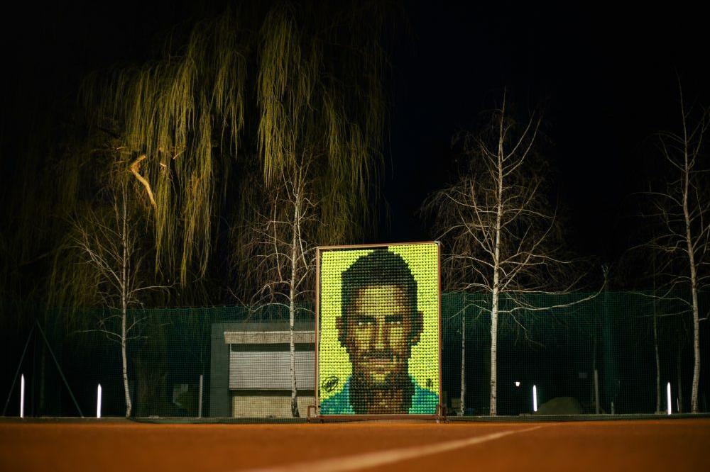 OVO SVET NIJE VIDEO! U Beogradu osvanuo veliki Đokovićev portret od teniskih loptica! Pravo REMEK-DELO (FOTO, VIDEO)
