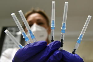 STRUČNJACI UPOZORAVAJU: Bogate zemlje gomilaju vakcine, to bi moglo da produži pandemiju korone za JOŠ 7 GODINA!