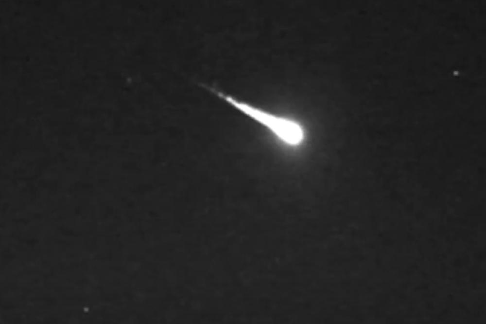 VATRENA KUGLA PROLETELA NEBOM: Meteorit odmah nađen kraj puta, a evo po čemu je poseban! (VIDEO)