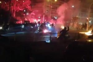 HAOS NA ULICAMA ATINE Leteli molotovljevi kokteli i suzavci, policajac teško povređen (VIDEO)