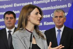 ALBANSKA POLITIČARKA SA KOSOVA PROVOCIRA ŠPANCE NA TVITERU Pobesnela jer traže da tzv. Kosovo igra bez obeležja!