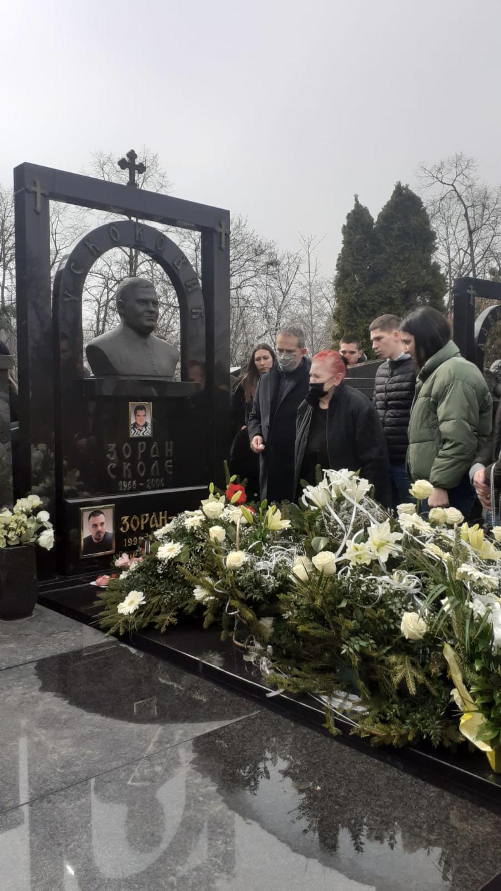 Zoranova slika postavljena na spomenik njegovom ocu
