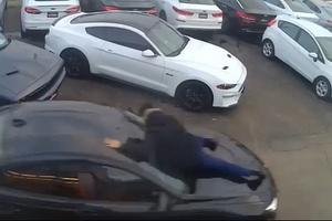 HOROR KUPOVINA AUTOMOBILA U KANADI: Lopovi seli da probaju kola, pa dodali gas i udarili prodavca! (VIDEO)