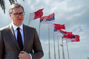 POGLEDAJTE KAKO SE SRPSKA TROBOJKA VIJORI U GLAVNOM GRADU BAHREINA: Vučić prvi predsednik Srbije u zvaničnoj poseti ovoj zemlji