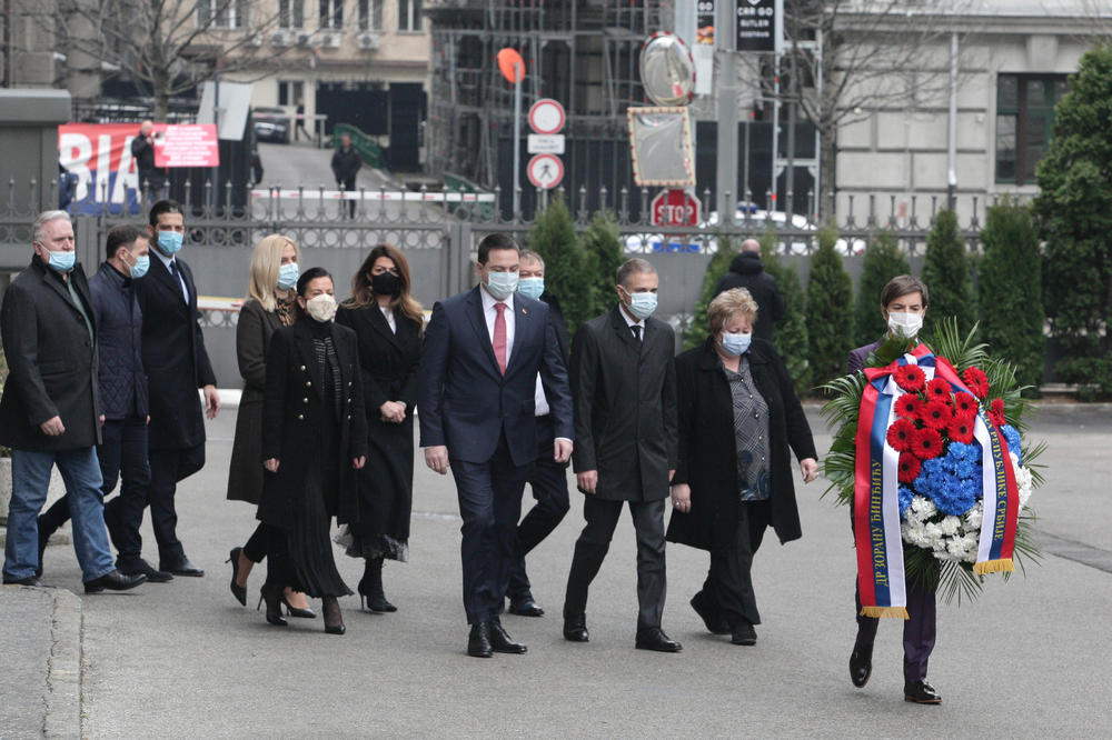 GODIŠNJICA UBISTVA PREMIJERA ĐINĐIĆA: Premijerka Brnabić i članovi Vlade Srbije položili vence na mestu na kom je ubijen