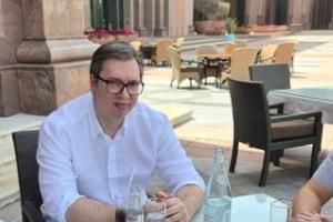 VUČIĆ SEO NA PIĆE SA BANETOM I DANILOM Posle kraćeg opuštanja idemo u Manamu, Bahrein! Tamo nas čeka mnogo dobrih stvari za Srbiju