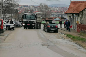 NE ŽELE DA KAMIONI IZ KAMENOLOMA PROLAZE NJIHOVOM ULICOM: Meštani Garića blokirali regionalni put DECA SU NAM U OPASNOSTI (FOTO)