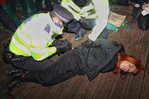HAOS U LONDONU: Sukob policije i demonstranata koji su odavali poštu ubijenoj Sari (VIDEO)